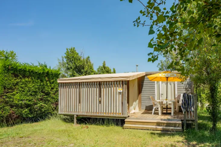 EuroCamp   Mobilheim Comfort   3 Schlafzimmer   Max. 6 Personen   Außenansicht Garten