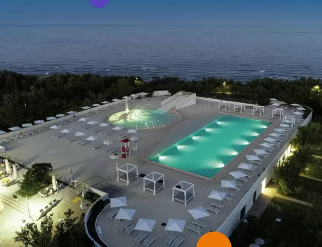 EuroCamp   Mobilheim Comfort   2 Schlafzimmer   Max. 6 Personen   Pool bei Nacht