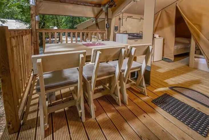 EuroCamp Authentic Plus   Zelt ohne eigenes Sanitär   Terrasse mit Essbereich