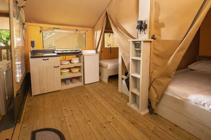 EuroCamp Authentic Plus   Zelt ohne eigenes Sanitär   Innenraum mit Küche und Schlafbereich